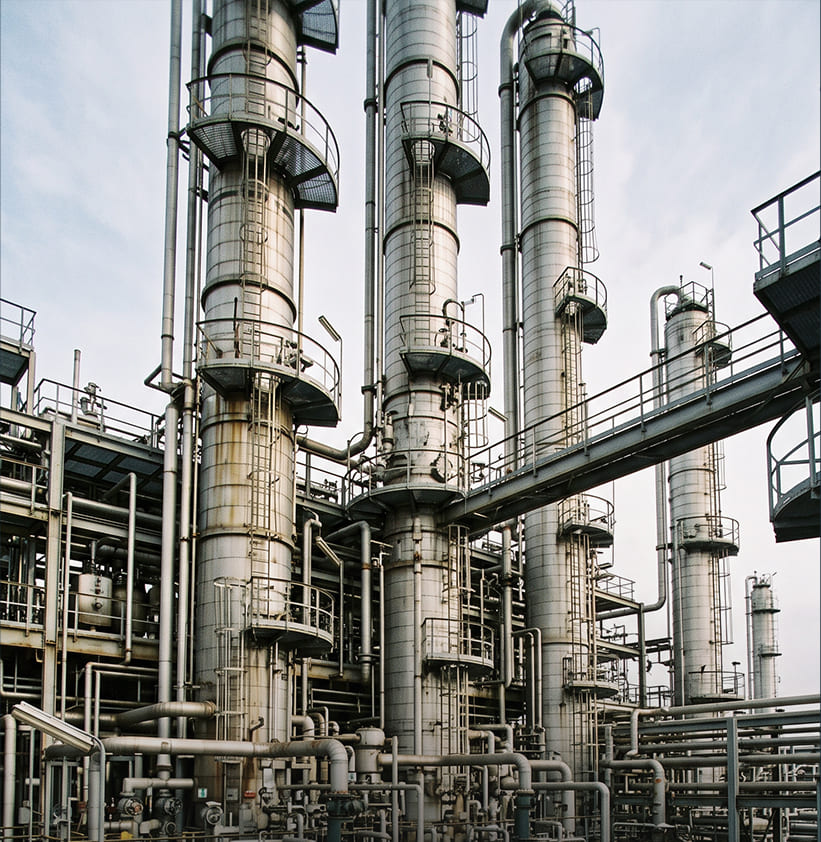Impianti e strutture di un sito industriale petrolchimico